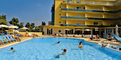 Familienhotel - Umgebungsschwerpunkt: Strand - Italien - Außenpool beim Hotel - Hotel Valverde & Residenza