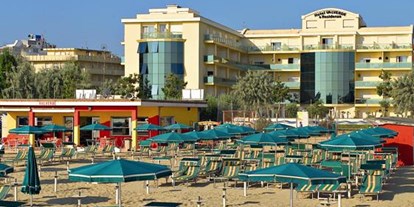 Familienhotel - Garten - Cesenatico Forli-Cesena - Der Sandstrand mit Liegen und Sonnenschirm - Hotel Valverde & Residenza