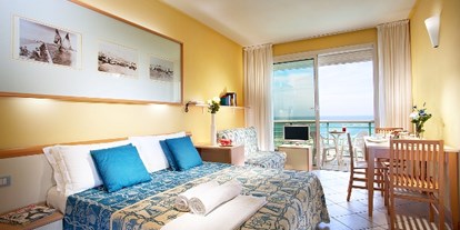 Familienhotel - barrierefrei - Torre Pedrera Rimini - Zimmer mit Doppelbett und Balkon - Hotel Valverde & Residenza