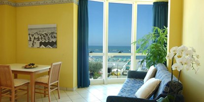 Familienhotel - Verpflegung: Frühstück - Riccione - Zimmer mit Sitzbereich und Meerblick - Hotel Valverde & Residenza