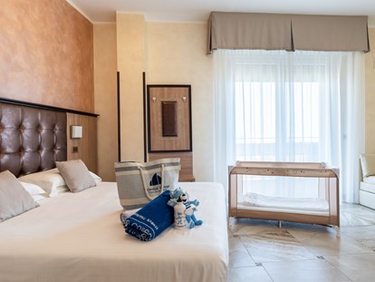Familienhotel - Einzelzimmer mit Kinderbett - Cesenatico, Italien - Hotel Gambrinus - Valentini Family Village