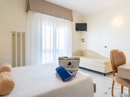 Familienhotel - Einzelzimmer mit Kinderbett - Milano Marittima - Hotel Gambrinus - Valentini Family Village