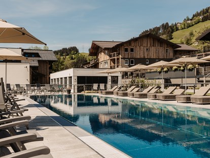 Familienhotel - Pools: Infinity Pool - Hüttschlag - 25-Meter Sportbecken - Hofgut Apartment & Lifestyle Resort Wagrain