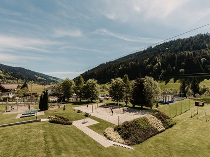 Familienhotel - Pools: Infinity Pool - Forstau (Forstau) - Außenanlage mit Volleyballplatz - Hofgut Apartment & Lifestyle Resort Wagrain