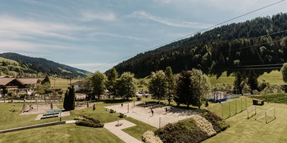 Familienhotel - Teenager-Programm - Salzburg - Außenanlage mit Volleyballplatz - Hofgut Apartment & Lifestyle Resort Wagrain