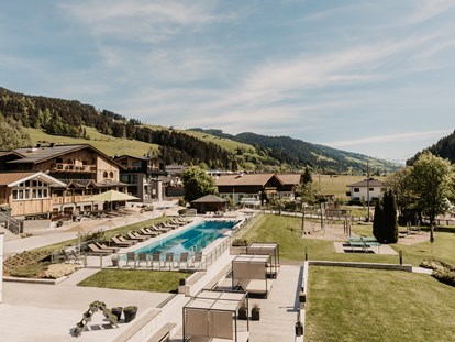 Familienhotel - Pools: Infinity Pool - Forstau (Forstau) - Hofgut Apartment & Lifestyle Resort Wagrain