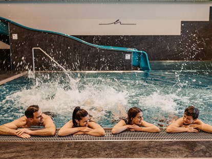 Familienhotel - Pools: Infinity Pool - Forstau (Forstau) - Family-Indoorpool mit Wasserrutsche - Hofgut Apartment & Lifestyle Resort Wagrain