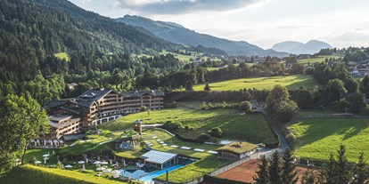 Familienhotel - Pools: Schwimmteich - Österreich - Luftaufnahme Stanglwirt - Bio-Hotel Stanglwirt