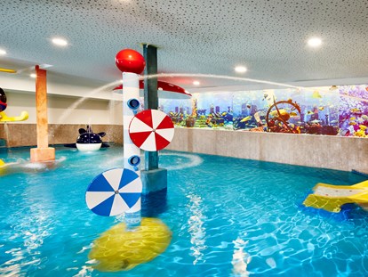 Familienhotel - Reitkurse - Dimaro - Kinder-Erlebnishallenbad 34 °C mit Wasserspielen und Rutsche - Feldhof DolceVita Resort