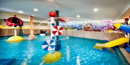 Familienhotel - Babysitterservice - Naturns bei Meran - Kinder-Erlebnishallenbad 34 °C mit Wasserspielen und Rutsche - Feldhof DolceVita Resort