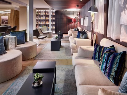 Familienhotel - Pools: Infinity Pool - Dimaro - Bar und Lounge - Feldhof DolceVita Resort