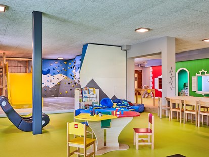 Familienhotel - Kletterwand - Tscherms bei Meran - 180 m² großes Erlebnis-Kinderspielzimmer - Feldhof DolceVita Resort