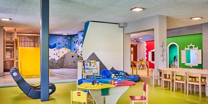 Familienhotel - Babysitterservice - Naturns bei Meran - 180 m² großes Erlebnis-Kinderspielzimmer - Feldhof DolceVita Resort