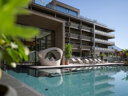 Familienhotel - Schwimmkurse im Hotel - St. Walburg im Ultental - Freibad 32 °C im mediterranem Gartenparadies - Feldhof DolceVita Resort