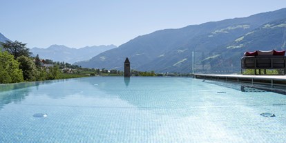 Familienhotel - Babysitterservice - Naturns bei Meran - Sky-Infinity-Pool mit Thermalwasser 32 °C im 5. Stock - Feldhof DolceVita Resort