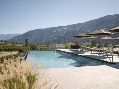 Familienhotel - Wasserrutsche - Südtirol - Sky-Infinity-Pool mit Thermalwasser 32 °C im 5. Stock - Feldhof DolceVita Resort