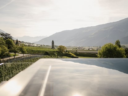 Familienhotel - Wasserrutsche - Südtirol - Sky-Infinity-Pool mit Thermalwasser 32 °C im 5. Stock - Feldhof DolceVita Resort