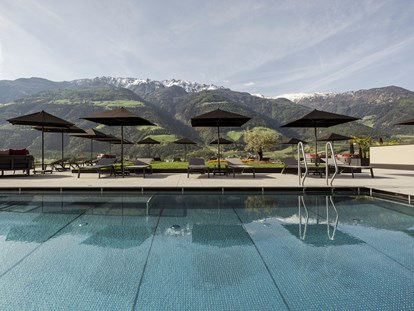 Familienhotel - Reitkurse - Südtirol - Sky-Infinity-Pool mit Thermalwasser 32 °C im 5. Stock - Feldhof DolceVita Resort