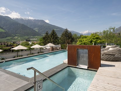 Familienhotel - Suiten mit extra Kinderzimmer - Naturns bei Meran - Solepool 34 °C auf dem Feldhof-Dach - Feldhof DolceVita Resort