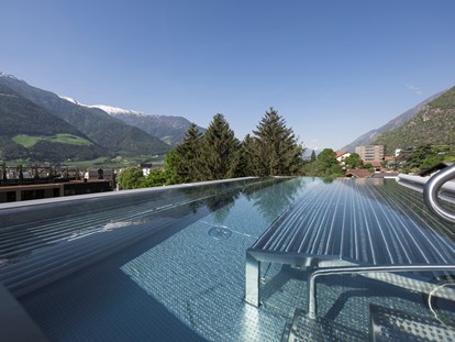 Familienhotel - Pools: Sportbecken - Dorf Tirol - Großer Panorama-Whirlpool 34 °C auf dem Feldhof-Dach - Feldhof DolceVita Resort