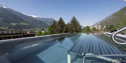 Familienhotel - Babysitterservice - Naturns bei Meran - Großer Panorama-Whirlpool 34 °C auf dem Feldhof-Dach - Feldhof DolceVita Resort