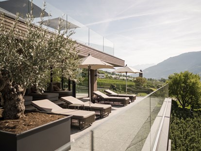 Familienhotel - Ladestation Elektroauto - Naturns - Panoramaterrasse mit Kuschelliegen - Feldhof DolceVita Resort