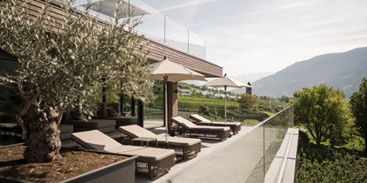 Familienhotel - Babysitterservice - Naturns bei Meran - Panoramaterrasse mit Kuschelliegen - Feldhof DolceVita Resort
