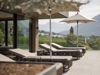 Familienhotel - Kinderbetreuung in Altersgruppen - Trentino-Südtirol - Panoramaterrasse mit Kuschelliegen - Feldhof DolceVita Resort