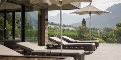 Familienhotel - Babysitterservice - Naturns bei Meran - Panoramaterrasse mit Kuschelliegen - Feldhof DolceVita Resort
