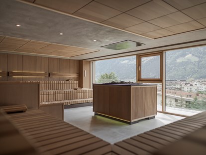 Familienhotel - Suiten mit extra Kinderzimmer - Schenna - Große Event-Panorama-Sauna (80 °C) - Feldhof DolceVita Resort