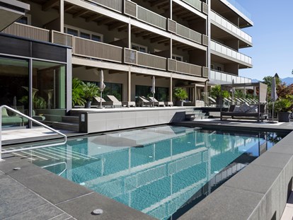 Familienhotel - Schwimmkurse im Hotel - Solepool mit Thermalwasser 34 °C im Garten - Feldhof DolceVita Resort