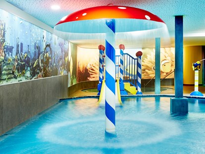 Familienhotel - Kinderbetreuung - Welschnofen - Kinder-Erlebnishallenbad 34 °C mit Wasserspielen und Rutsche - Feldhof DolceVita Resort
