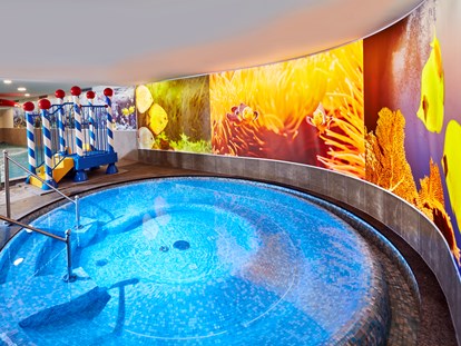 Familienhotel - Suiten mit extra Kinderzimmer - Cogolo di Pejo - Whirlpool 34 °C im Family-Spa - Feldhof DolceVita Resort
