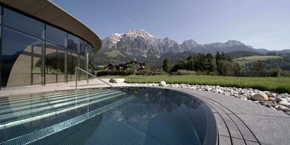 Familienhotel - Pools: Schwimmteich - Dienten am Hochkönig - Kältetauchbecken mit Ausblick - Hotel Krallerhof