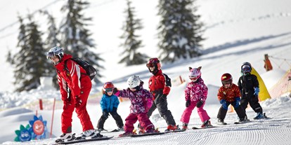Familienhotel - Umgebungsschwerpunkt: Berg - Keutschach - Kinderskikurs direkt beim Hotel - Mountain Resort Feuerberg
