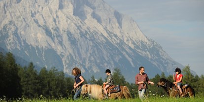 Familienhotel - Spielplatz - Österreich - Ausritt mit den Ponys - Der Stern - Das nachhaltige Familienhotel seit 1509