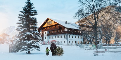 Familienhotel - Hallenbad - Tiroler Oberland - Familien-Landhotel STERN im Winter - Der Stern - Das nachhaltige Familienhotel seit 1509