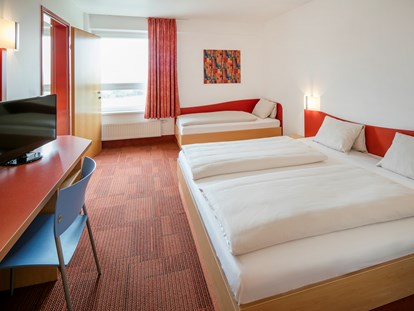 Familienhotel - Pools: Innenpool - Dreibettzimmer
   fixes Zusatzbett
   Belegung max. 2 Erw. & 1 Kind bis 14,9 Jahre & 
   - H2O Hotel-Therme-Resort