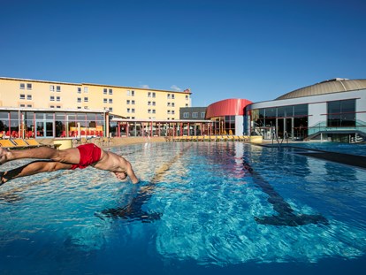 Familienhotel - Umgebungsschwerpunkt: See - Große Poolanlage im Resort - H2O Hotel-Therme-Resort