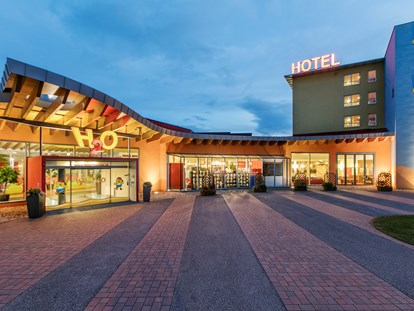 Familienhotel - Umgebungsschwerpunkt: Stadt - Österreich - Eingang - H2O Hotel-Therme-Resort