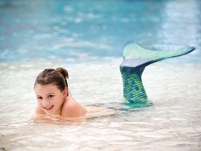 Familienhotel - Pools: Innenpool - Meerjungfrauenschwimmen - H2O Hotel-Therme-Resort