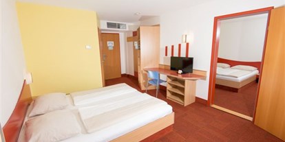 Familienhotel - Verpflegung: Halbpension - Steiermark - Familienzimmer mit Verbindungstür
  für große Familien (2 Erw & bis zu 4 Kinder)
 - H2O Hotel-Therme-Resort