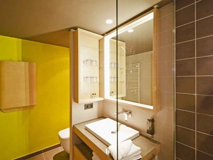 Familienhotel - Einzelzimmer mit Kinderbett - Ischgl - Badezimmer - Familotel Alphotel