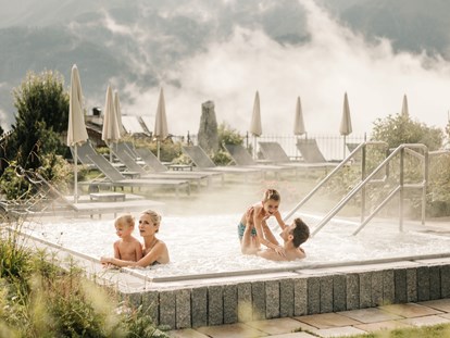 Familienhotel - Kinderbecken - Österreich - Outdoor Whirlpool - Schlosshotel Fiss