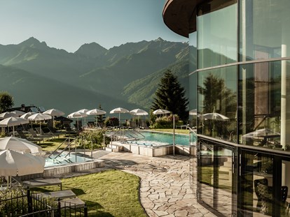 Familienhotel - Umgebungsschwerpunkt: Therme - Tirol - Außenbereich Sommer - Schlosshotel Fiss