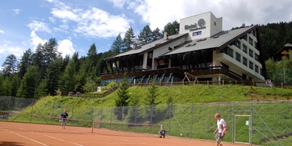 Familienhotel - barrierefrei - Österreich - Tennisplatz beim Hotel - Nockalm