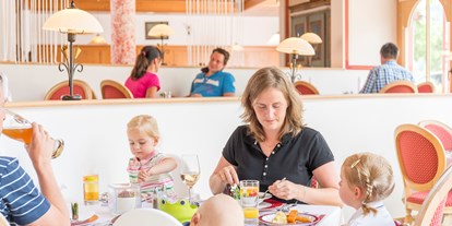 Familienhotel - Suiten mit extra Kinderzimmer - Serfaus - Angenehmes Flair im Restaurant - Familotel Kaiserhof****