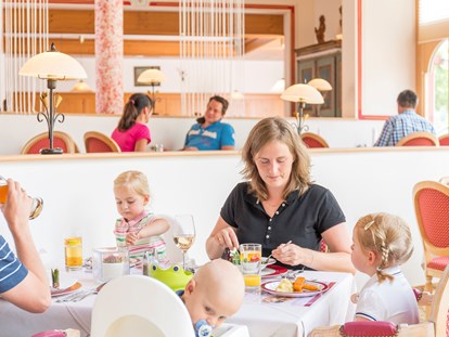 Familienhotel - Suiten mit extra Kinderzimmer - Angenehmes Flair im Restaurant - Familotel Kaiserhof****