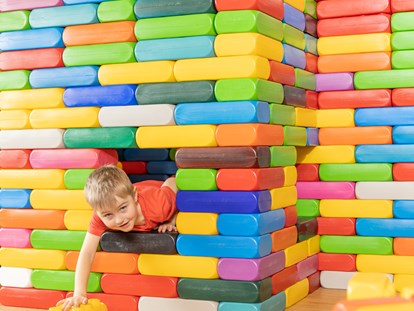 Familienhotel - Babybetreuung - Längenfeld - Spielzimmer mit großen Legosteinen - Familotel Kaiserhof****