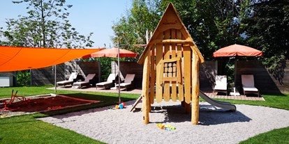 Familienhotel - Kinderbetreuung - Tiroler Unterland - Spiel- und Liegebereich, Terasse - Hotel babymio